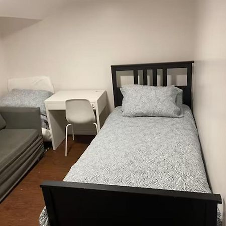 Basemewnt Room With Private Bathroom 36C 多伦多 外观 照片